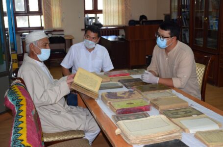 Aksakal of Turkistan handed over manuscripts and ancient books to the Reserve-Museum fund