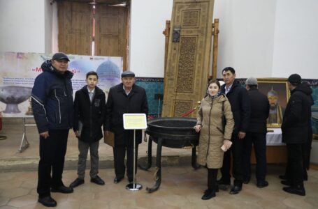 The three-century-old cauldron, inherited from ancestors, was handed over to the museum