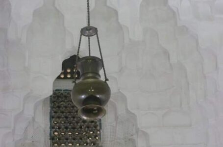 Подвесной средневековый светильник в мавзолее Ясави установлен на свое историческое место