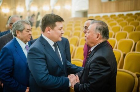 Асхат Оралов посетил столичный театр «Жастар»