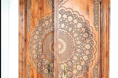 Wood carving as part of decorative and applied heritage