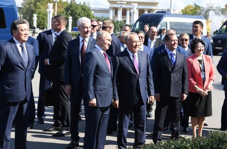 Сегодня Первый Президент Республики Казахстан – Елбасы Нурсултан Назарбаев и Президент России Владимир Путин посетили павильон «Казахстан» на ВДНХ.