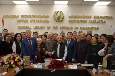 Асхат Оралов поздравил с 80-летним юбилеем Мурата Ауэзова