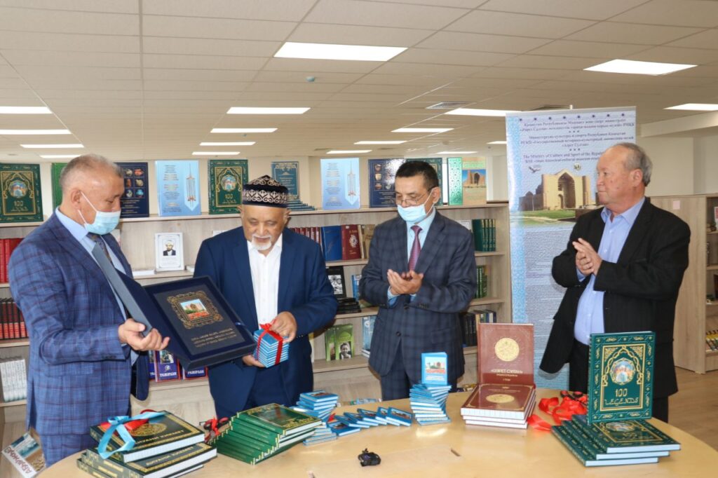 Қарт әйелдердің нудистік суреттері Пимка патшасы неге ұқсайды?