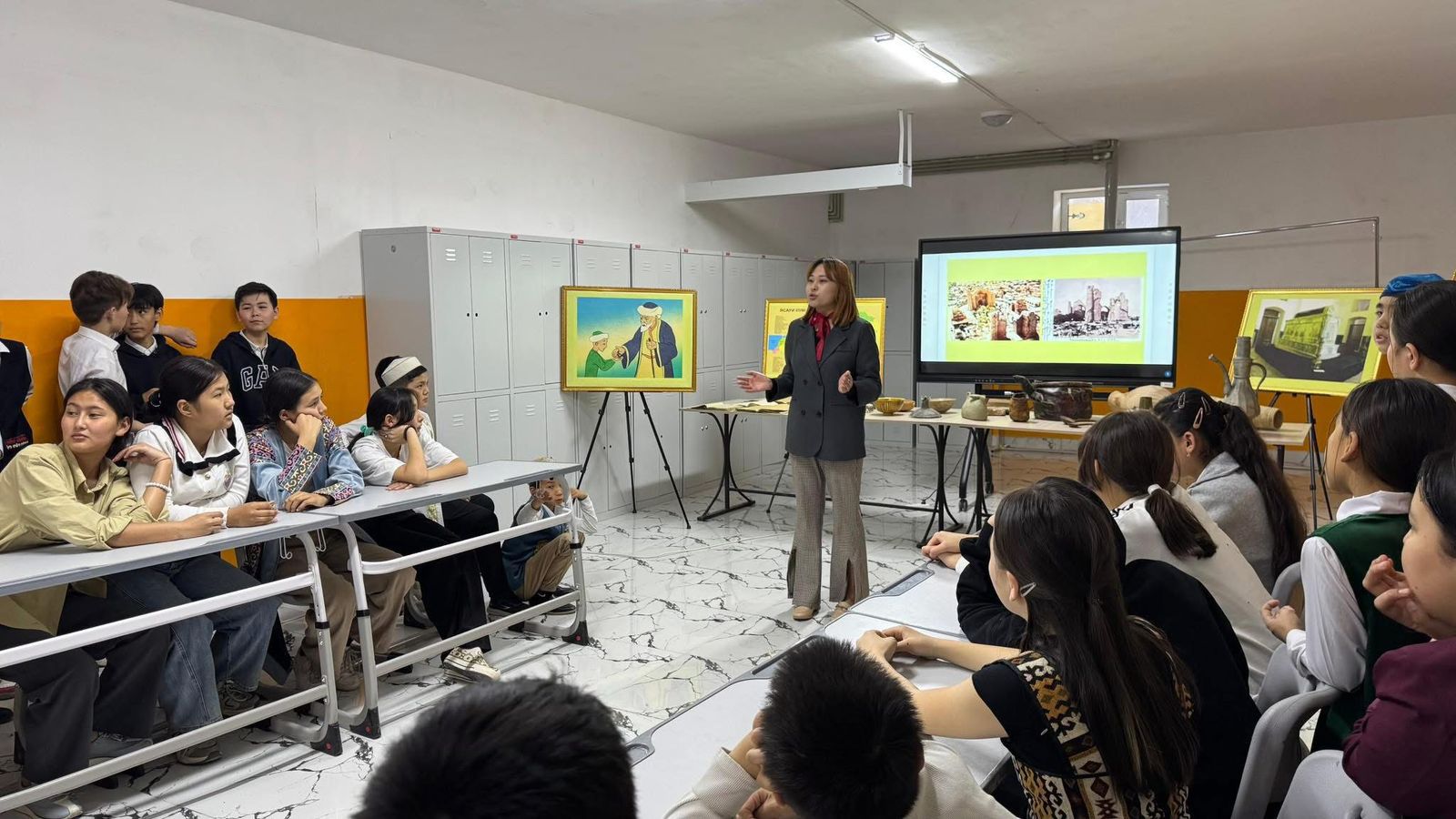 Арттан, жоғарыдан қарау керек болды