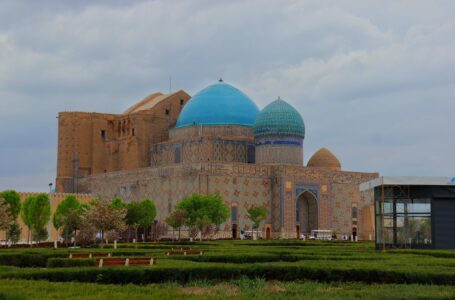 Өзбекәлі Жәнібеков және Қожа Ахмет Ясауи кесенесін музейлендіру мәселесі